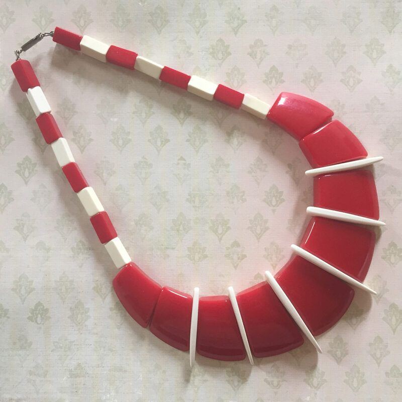 1980s Resin Spectator Red and White Collar Necklace