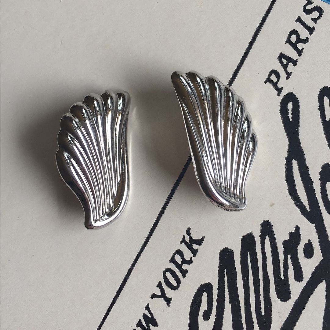 Vintage 1980s Silver Tone Shell Shaped Clip Earrings