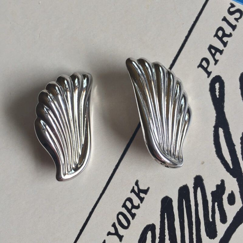 Vintage 1980s Silver Tone Shell Shaped Clip Earrings