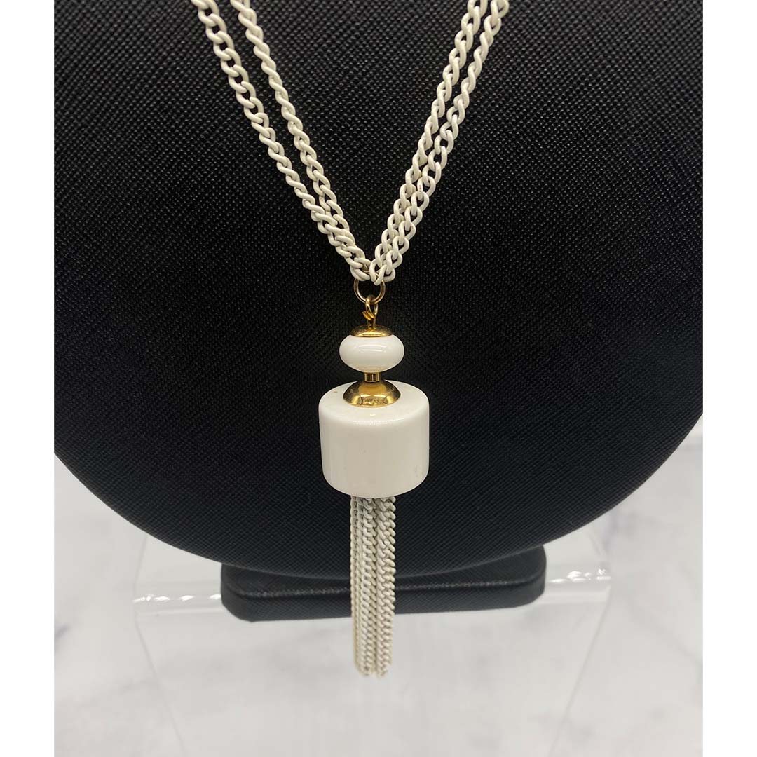 1970s white pendant necklace