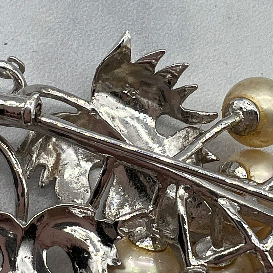 cultured pearl grape motif brooch