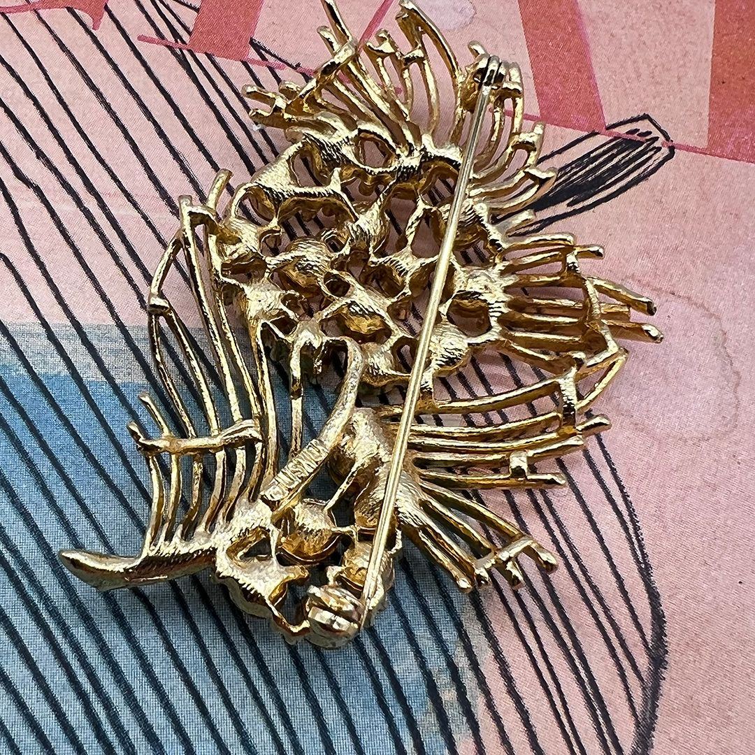 Lisner flower rhinestone brooch