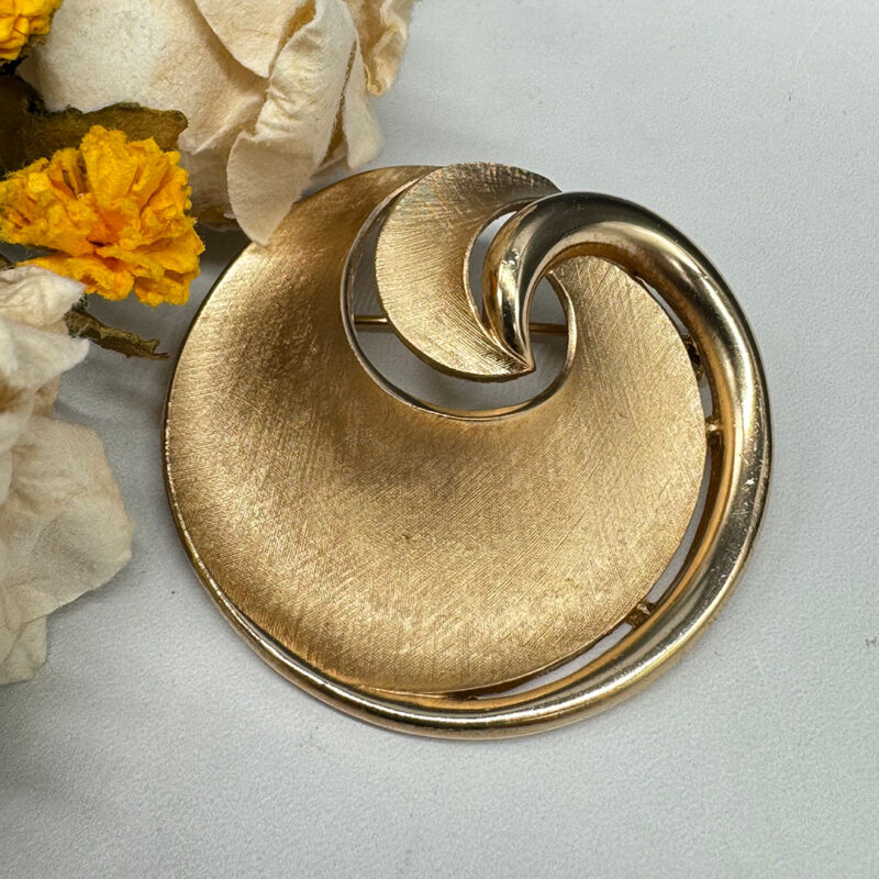 Trifari 1960s gold-tone swirl brooch.