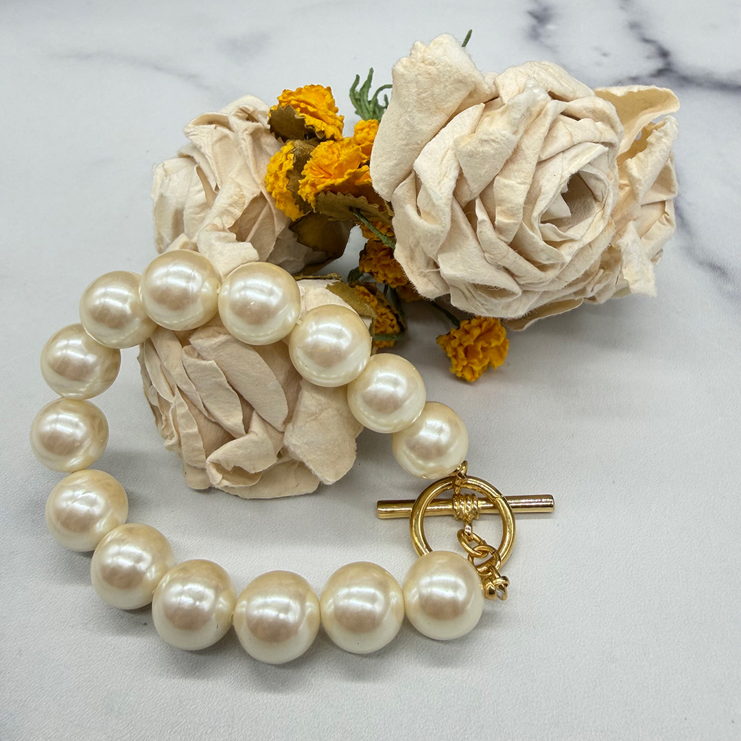 Vintage faux pearl bracelet.