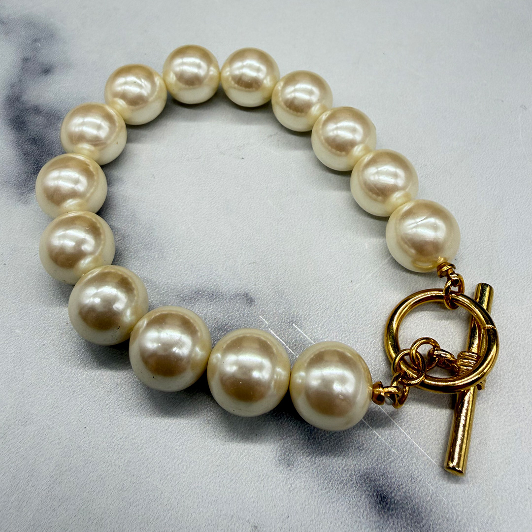 Vintage faux pearl bracelet.